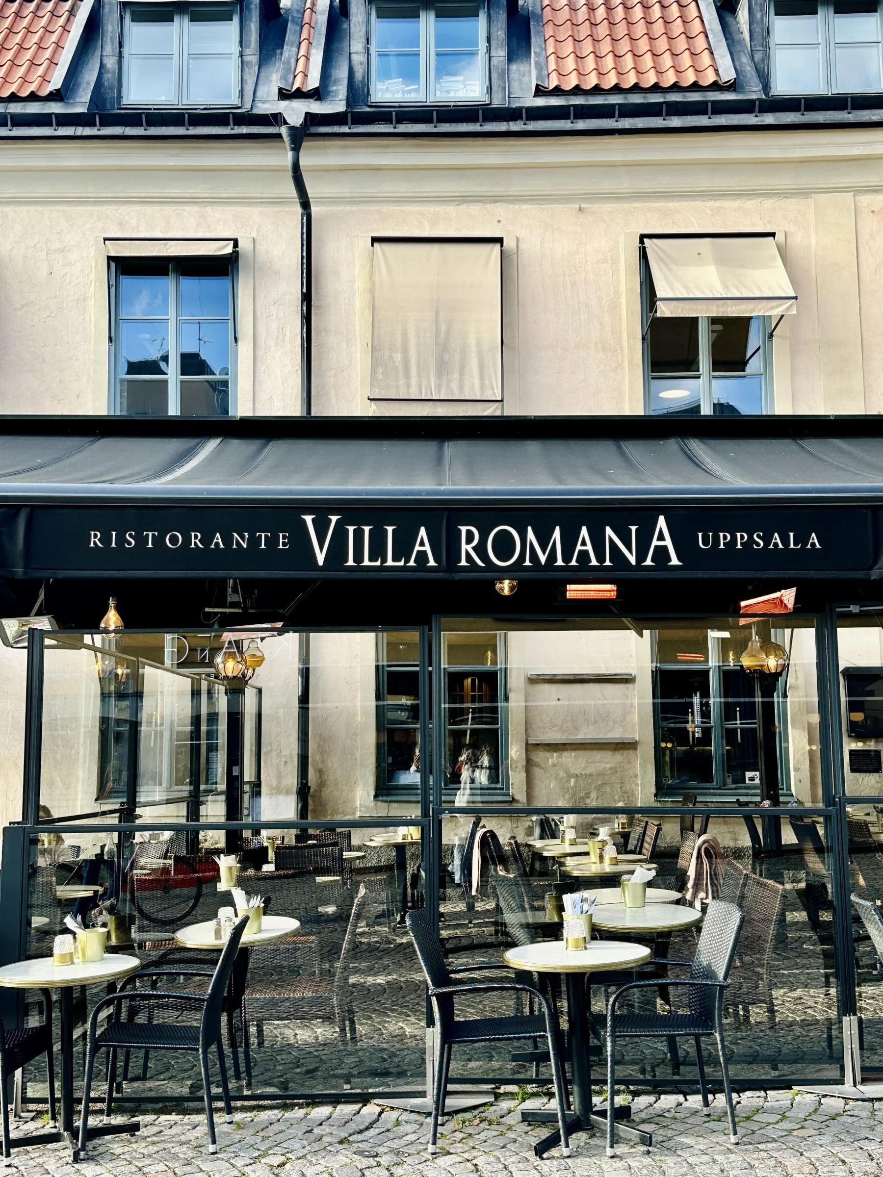 Villa Romanas fasad och uteservering på Gamla Torget