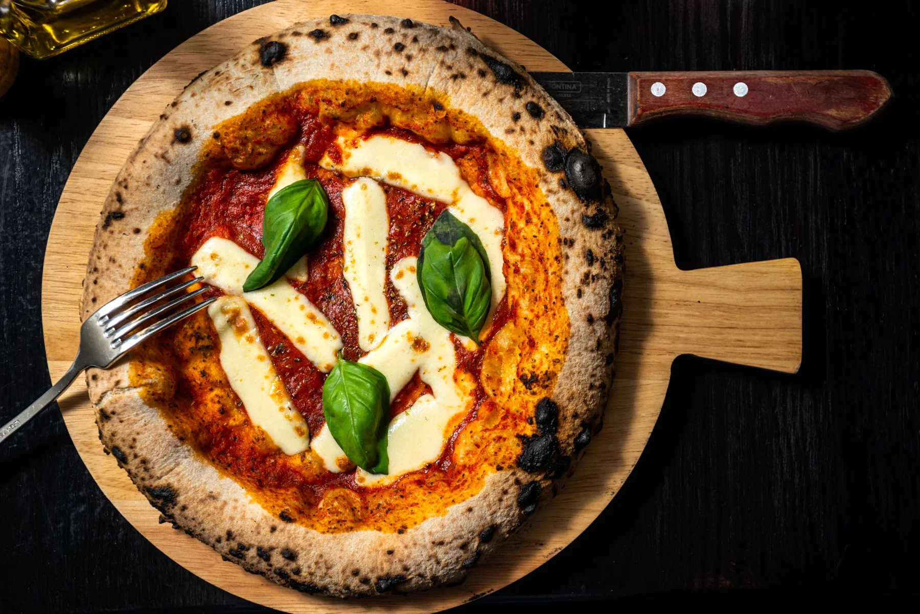 Neapolitansk pizza med tomat, mozzarella och basilika