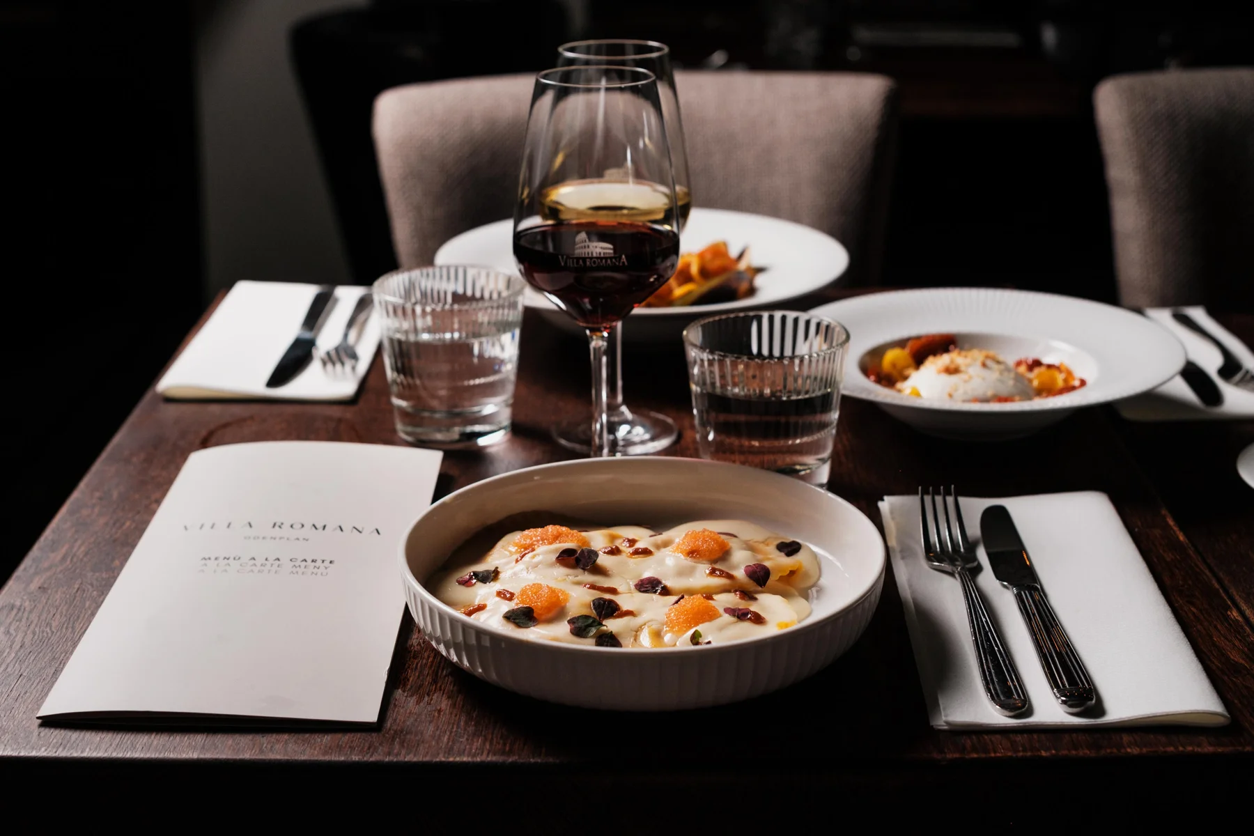 Italienska maträtter och vin på ett dukat bord i Vasastan