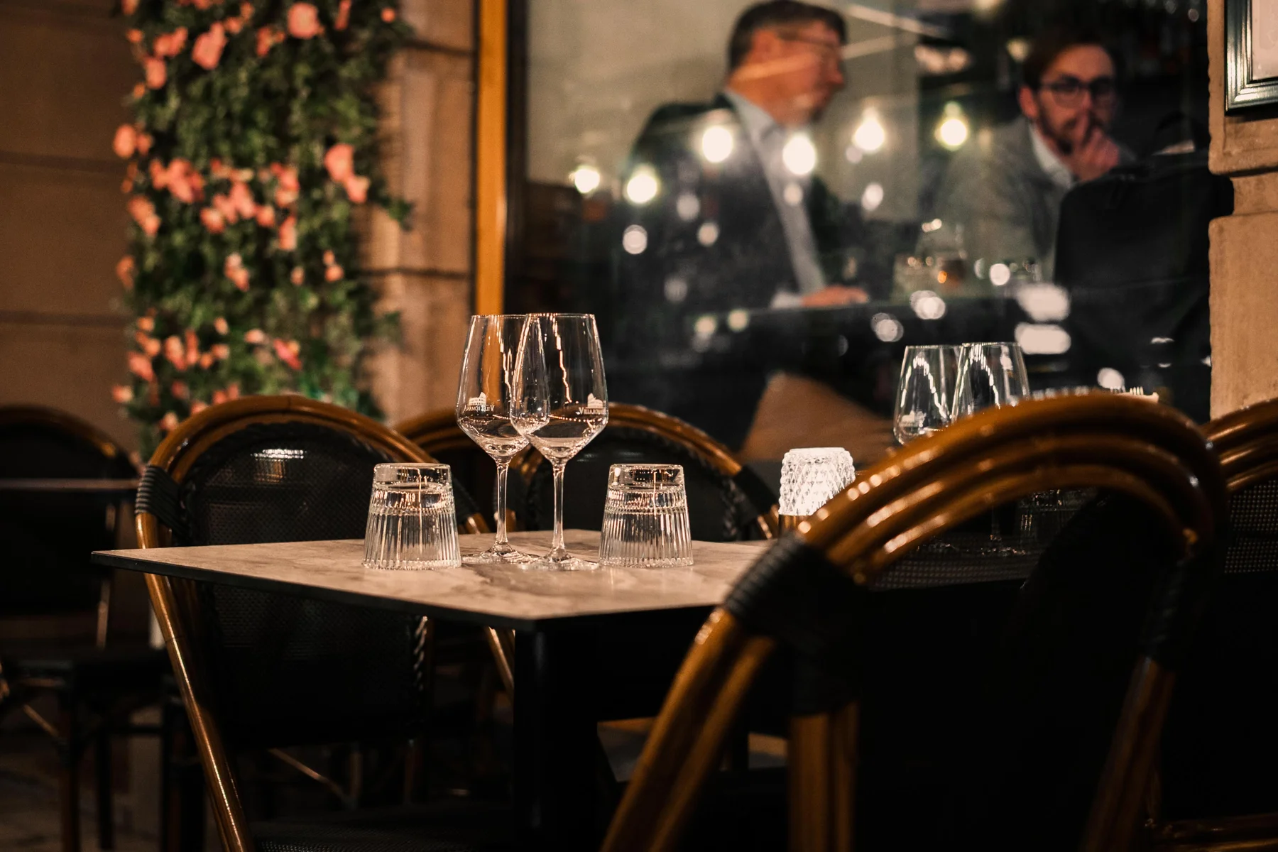 Dukade bord och grönska vid Villa Romana Kungsholmen
